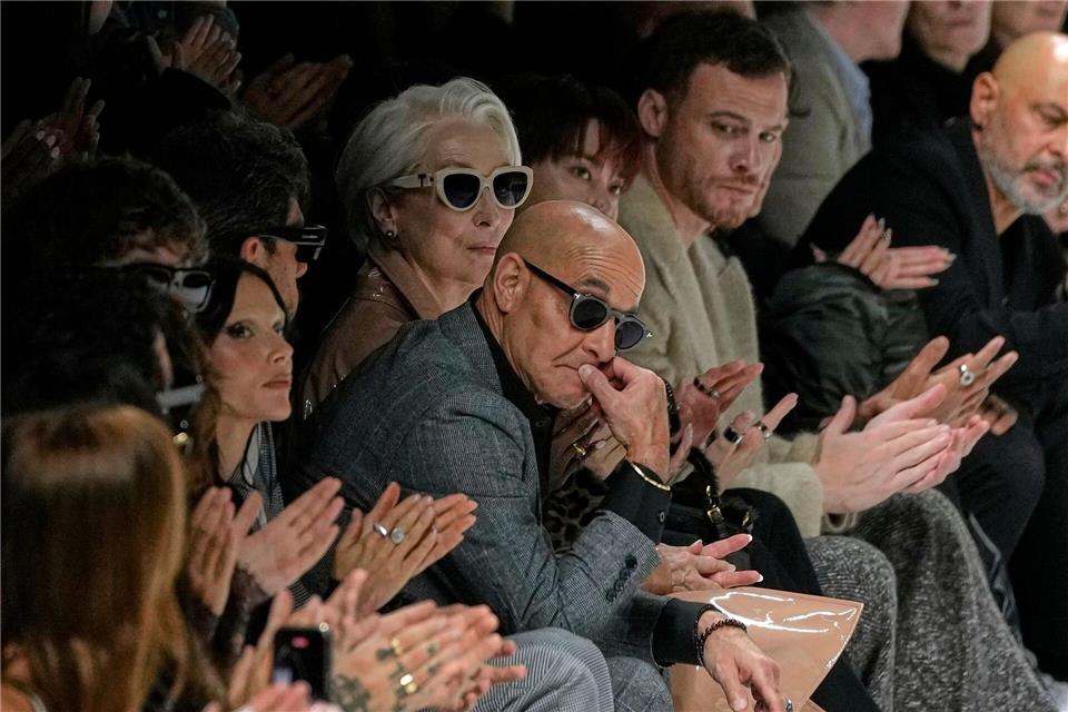 Meryl Streep taucht in Mailand bei der Schau von Dolce & Gabbana auf, mit Stanley Tucci (ebenfalls mit Sonnenbrille) an ihrer Seite.Luca Bruno/AP/dpa