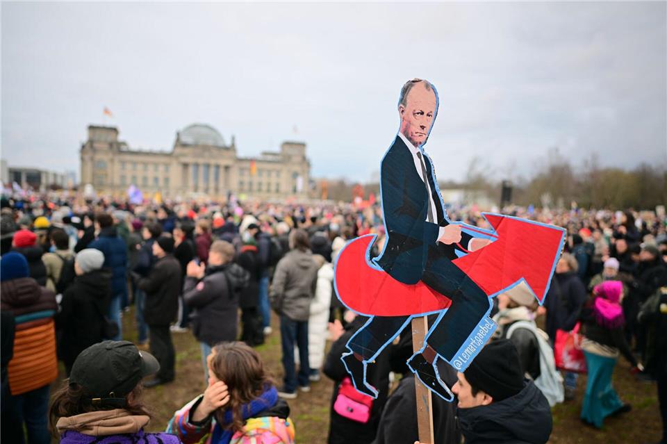 Bilder des Tages Merz-Karikatur bei Demo gegen Migrationspolitik der CDU in BerlinSebastian Christoph Gollnow/dpa