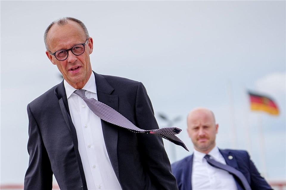 Merz auf dem Weg zum Nato-GipfelKay Nietfeld/dpa