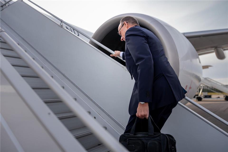 Merz beginnt seine Reise nach Jordanien. Michael Kappeler/dpa