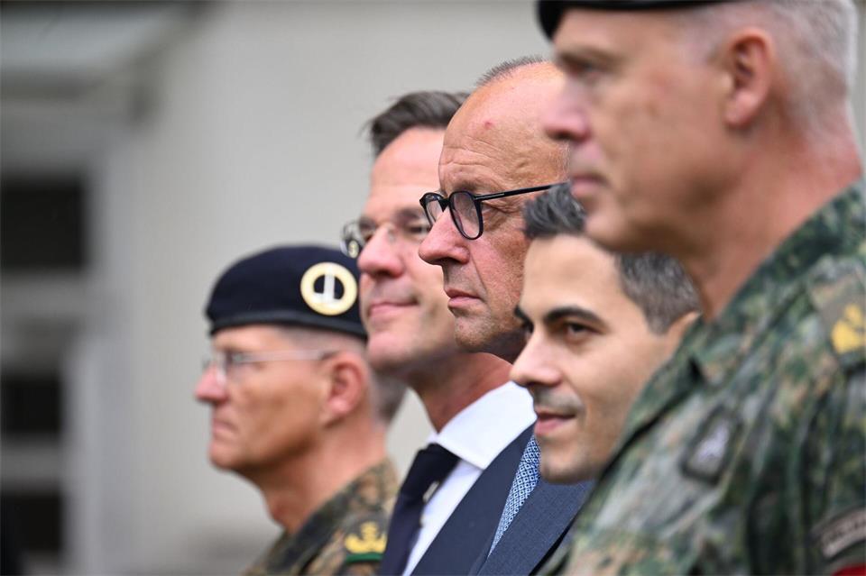 Merz besuchte am Mittag das Deutsch-Niederländische Corps in Münster.Federico Gambarini/dpa