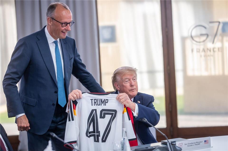 Merz brachte dem US-Präsidenten sogar ein Geschenk mit.Michael Kappeler/dpa-Pool/dpa
