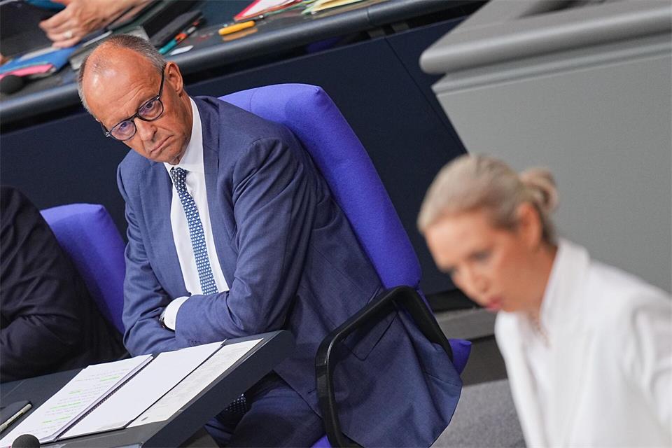 Merz entschied sich in der Generaldebatte dafür, Weidel frontal zu attackieren. (Archivbild)Michael Kappeler/dpa