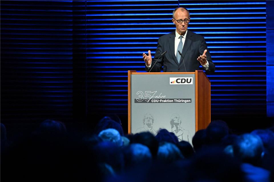 Merz erinnerte an die Rolle der CDU-Fraktion beim Wiederaufbau von Thüringen in den vergangenen 35 Jahren.Martin Schutt/dpa