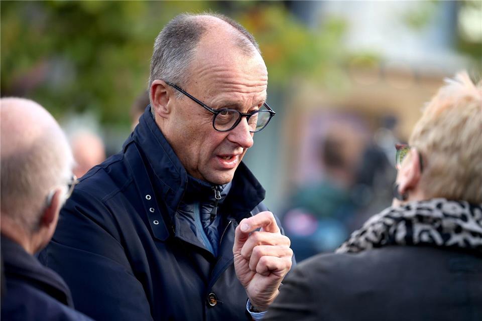 Merz erklärt, die CDU wolle auch außerhalb der Wahlkampfzeiten Präsenz zeigen. Christoph Reichwein/dpa
