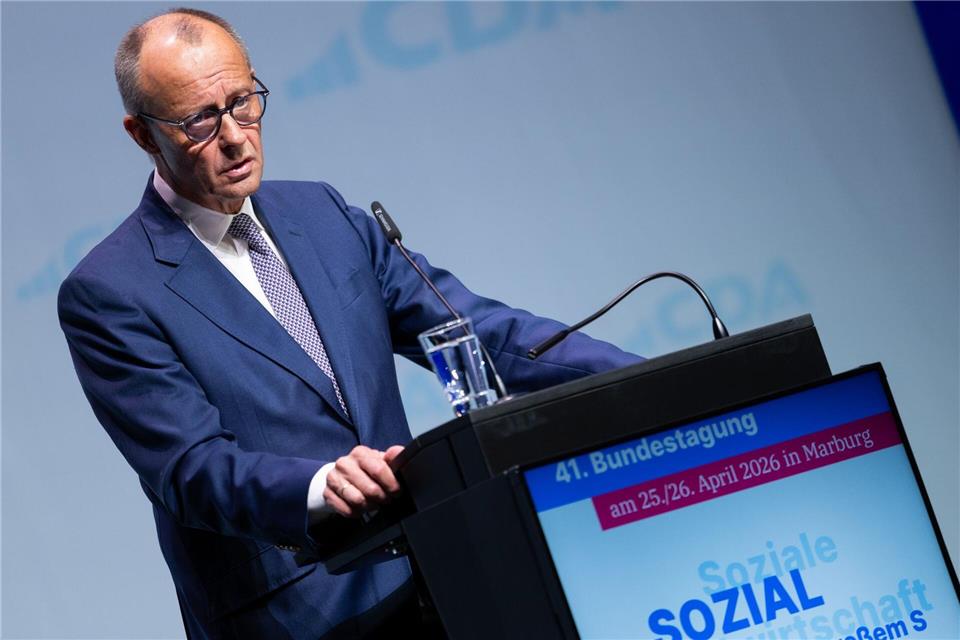 Merz erklärt in Marburg, was er mit „Basisabsicherung“ bei der Rente gemeint hat.Florian Wiegand/dpa
