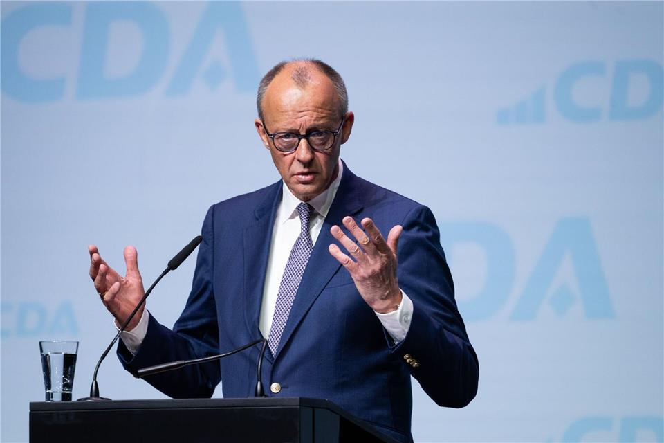 Merz erklärt in Marburg, was er mit „Basisabsicherung“ bei der Rente gemeint hat.Florian Wiegand/dpa