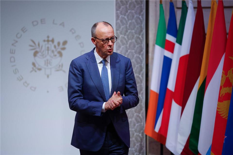 Merz hat eine militärische Beteiligung Deutschlands an der Absicherung eines möglichen Waffenstillstands in der Ukraine in Aussicht gestellt.Yoan Valat/Pool EPA/AP/dpa