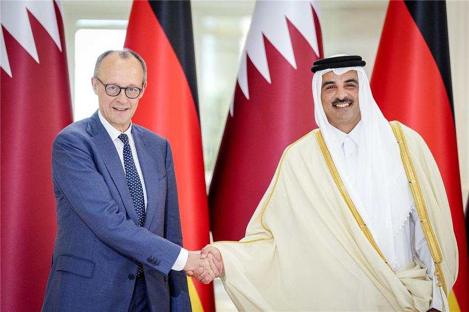 Merz - hier mit dem Emir des Staates Katar - betonte, er habe bei seinem Besuch in Saudi-Arabien und Katar auch Menschenrechtsfragen angesprochen. Kay Nietfeld/dpa