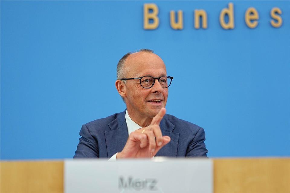 Merz ist gut aufgelegt bei seiner Sommerpressekonferenz.Michael Kappeler/dpa