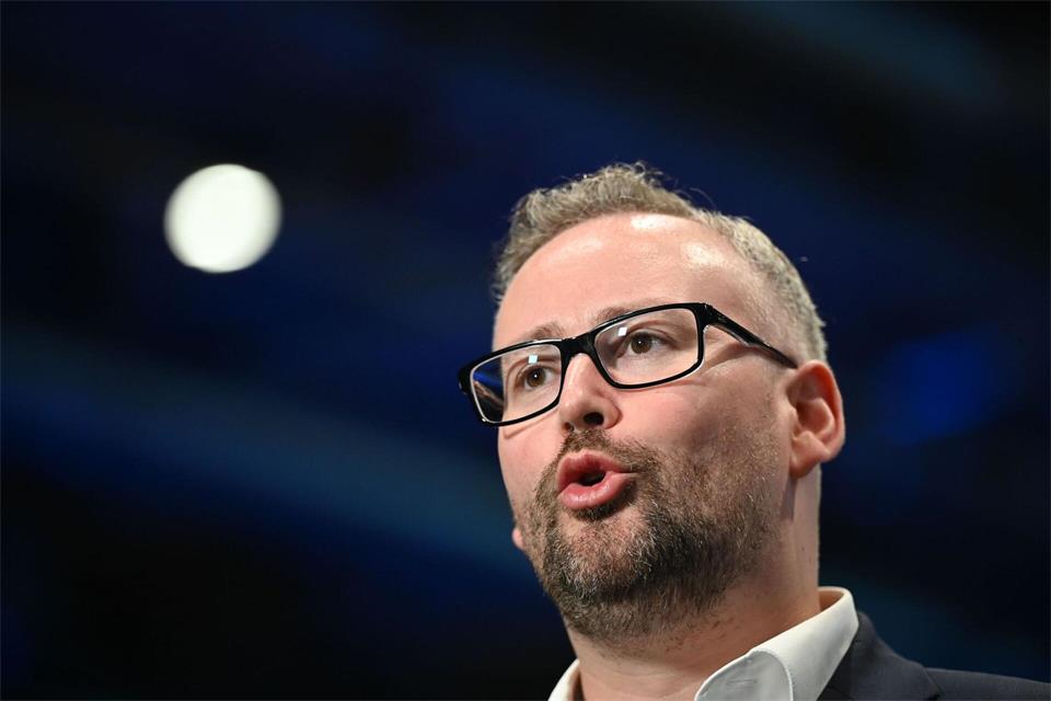 „Merz ist längst zum Mühlstein um den Hals der CDU geworden“, sagt Münzenmaier mit Blick auf den Bundeskanzler. (Archivbild)Katharina Kausche/dpa