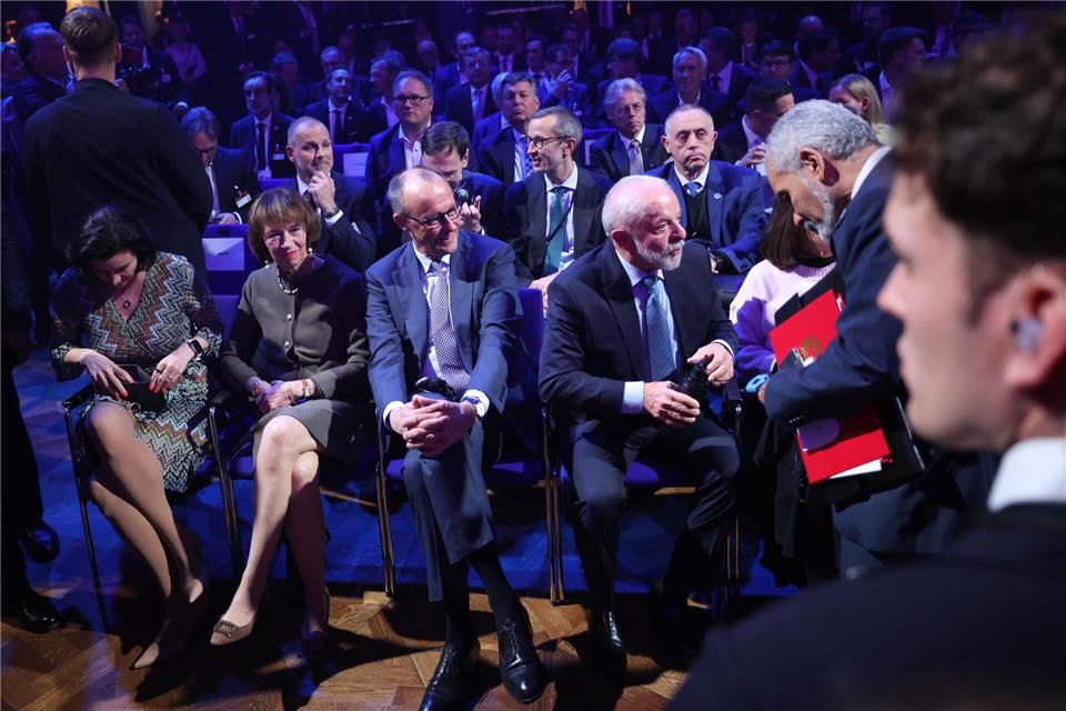 Merz (l) und Lula in der ersten Reihe bei der Eröffnung der Hannover Messe: Brasilien ist erneut Partnerland – wie schon 1980, als es das erste überhaupt war.Ronny Hartmann/AFP POOL/dpa