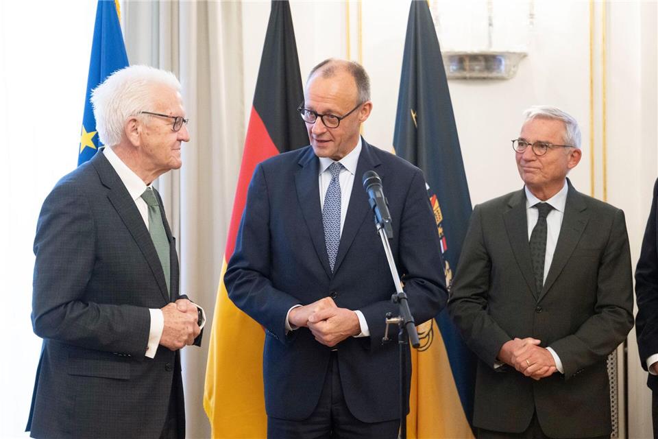 Wie Merz im Kanzleralltag selbst mit KI experimentiert Merz lernte die Mitglieder der Landesregierung kennen.Marijan Murat/dpa