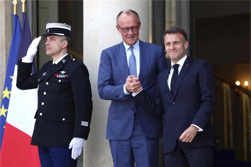 Merz (m.) und Macron (l.) ziehen noch doch an einem Strang. (Archivbild)Tom Nicholson/Pool Getty Images Europe/PA Wire/dpa