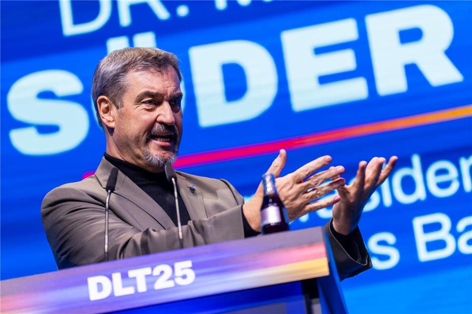 Merz müsse auch eine Koalition zusammenhalten, gibt CSU-Chef Markus Söder der Jungen Union im Rentenstreit zu Bedenken.Philipp von Ditfurth/dpa