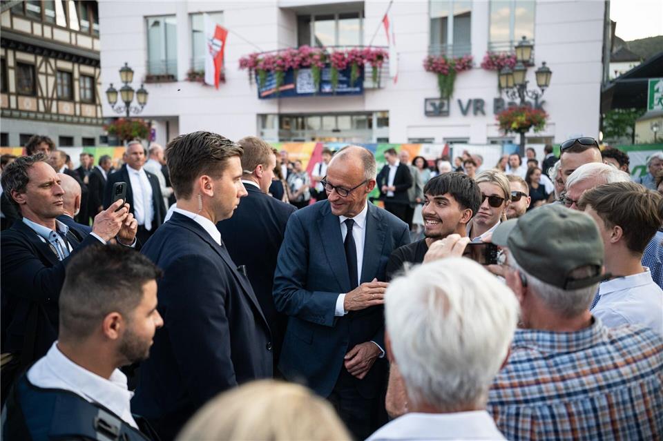 Merz nahm an einer Gedenkveranstaltung in Bad Neuenahr-Ahrweiler teil, wo die Flut viele Menschen stark getroffen hatte. Hannes P. Albert/dpa
