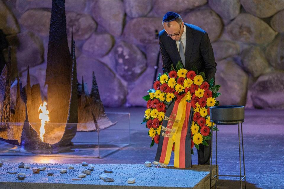 Merz nimmt an der Kranzniederlegung in der Halle der Erinnerungen der Holocaust-Gedenkstätte Yad Vashem teil. Michael Kappeler/dpa