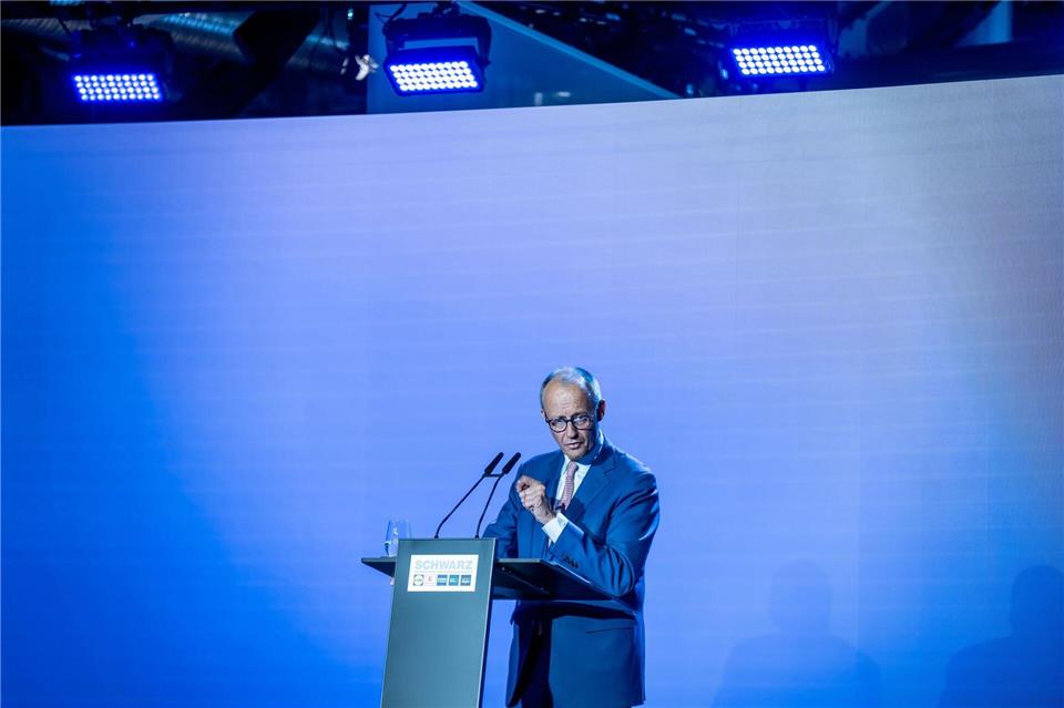 Merz positioniert sich nun deutlich gegen das Verbrenner-Aus.Michael Kappeler/dpa