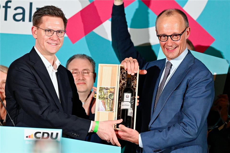 Merz (r) unterstützte in Bad Dürkheim den rheinland-pfälzischen CDU-Spitzenkandidaten für die Landtagswahl am Sonntag, Gordon Schnieder. Uwe Anspach/dpa