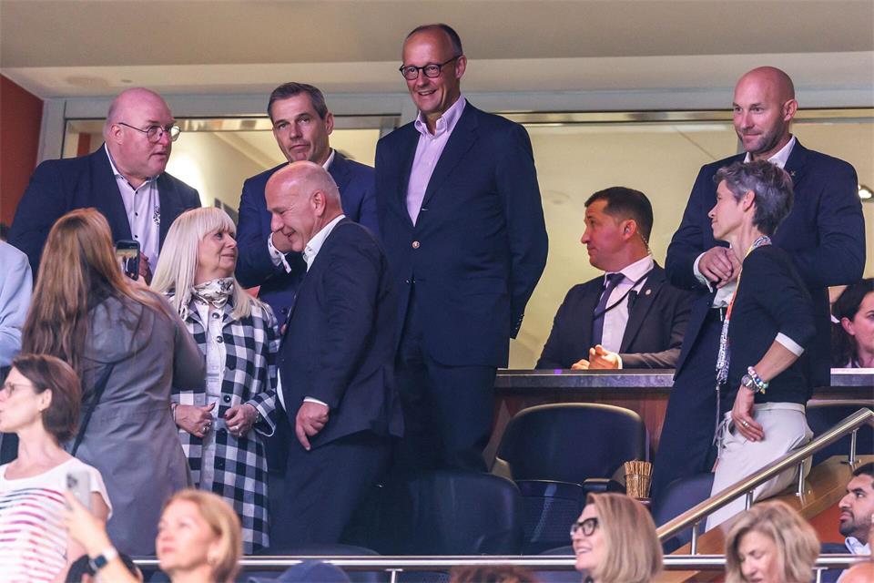 Merz saß das Spiel in einer Loge und sprach in der Halbzeit.Andreas Gora/dpa