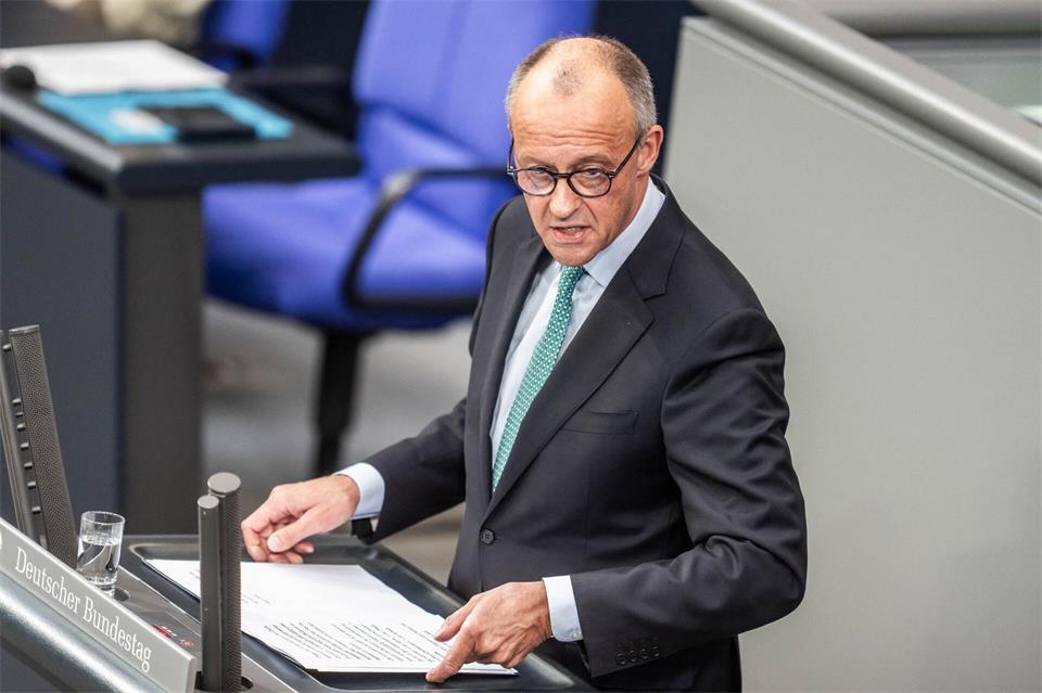 Merz spricht in seiner Regierungserklärung auch die AfD direkt an.Michael Kappeler/dpa