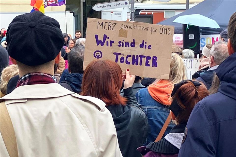 „Merz spricht nicht für uns. Wir sind die Töchter“ steht auf dem Schild einer Kundgebungsteilnehmerin.Dörthe Hein/dpa