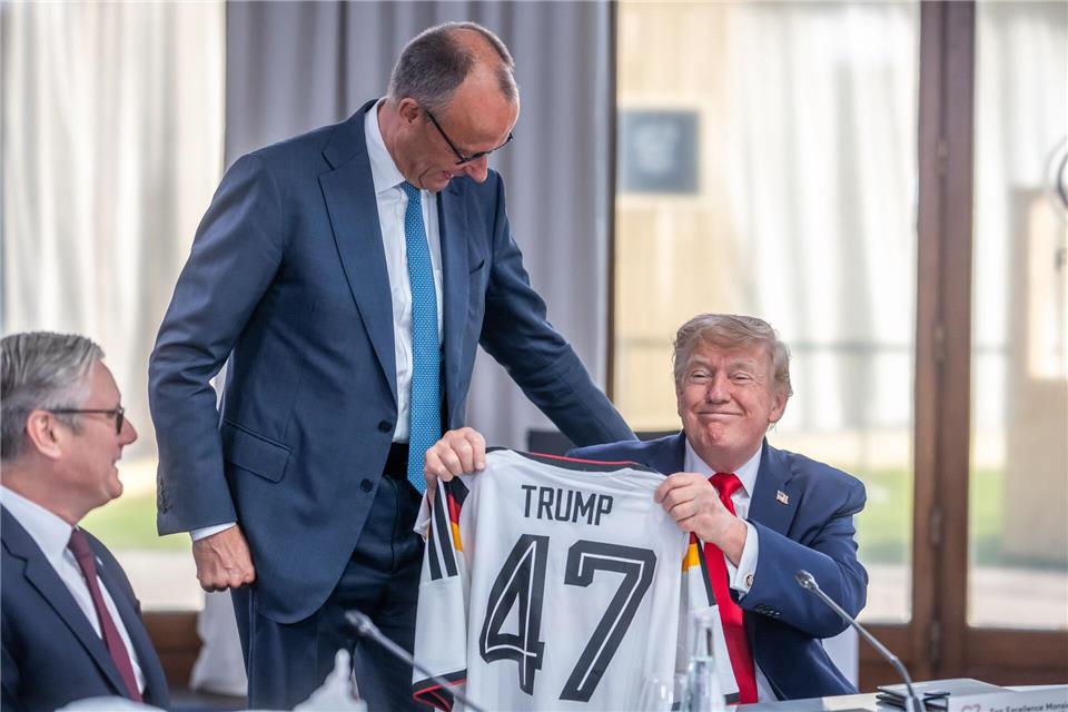 Merz überreicht Trump das Trikot mit der Nummer 47.Michael Kappeler/dpa-Pool/dpa
