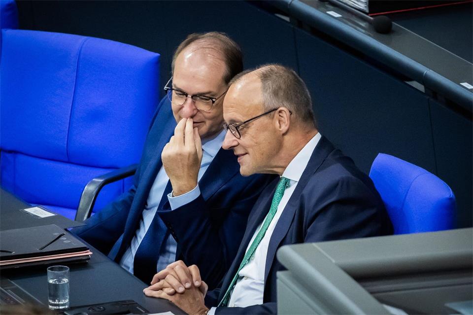 Merz und Innenminister Dobrindt stecken im Bundestag die Köpfe zusammen. Auf der Agenda steht die Abstimmung über das Bundespolizeigesetz.Christoph Soeder/dpa