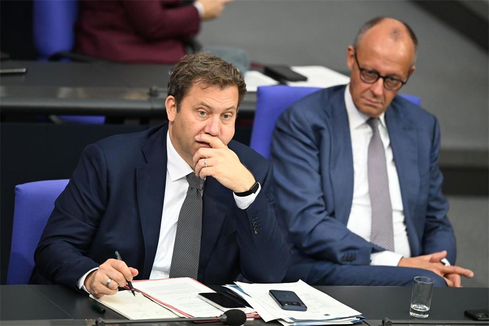 Merz und Klingbeil wirkten nachdenklich im Bundestag.Michael Brandt/dpa