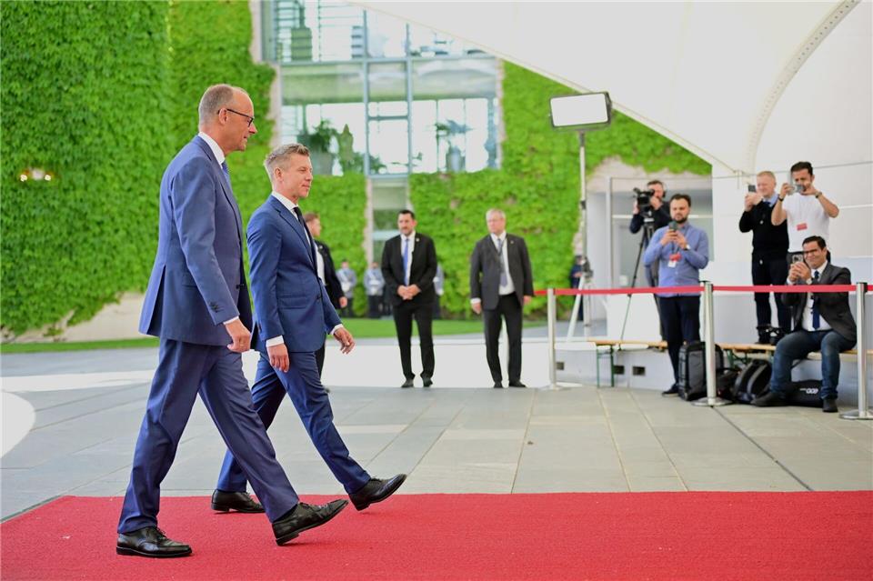 Merz und Magyar wollen nach 16 Jahren neue Wege in den deutsch-ungarischen Beziehungen beschreiten. Sebastian Gollnow/dpa