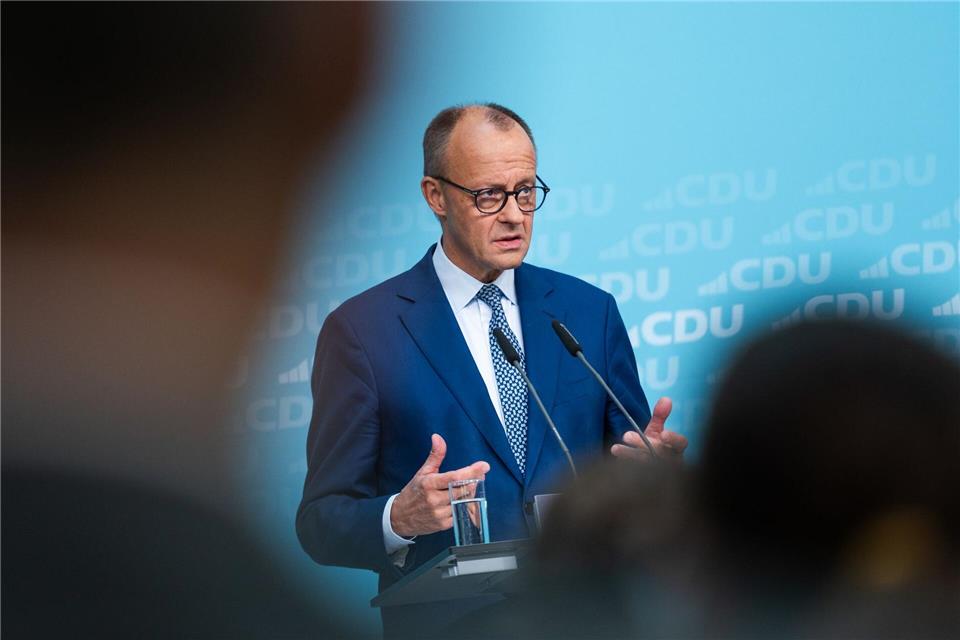 Merz verteidigte seine Worte zum „Stadtbild“ am Montag. Christophe Gateau/dpa