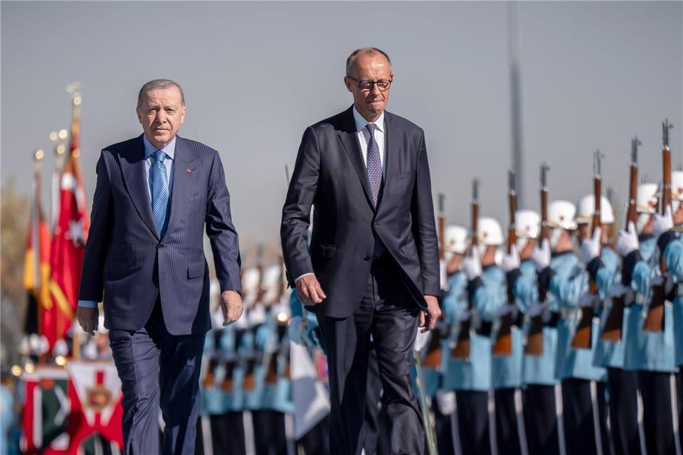 Erdogan und Merz geraten über Gaza-Krieg aneinander  Merz will die Partnerschaft mit der Türkei stärken. Michael Kappeler/dpa