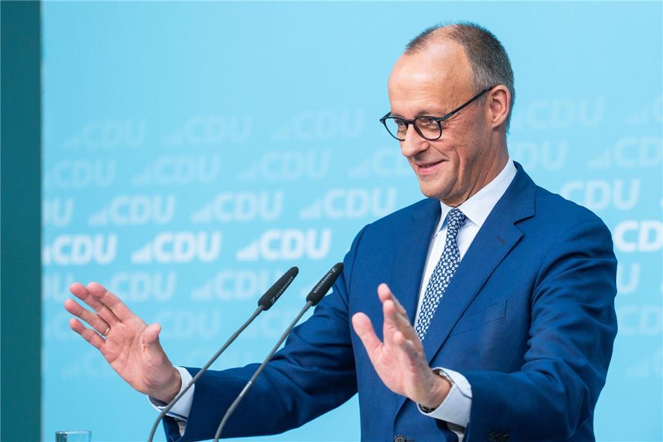 Merz sagt AfD den Kampf an – und bleibt bei Stadtbild-Satz Merz will von dem Begriff Brandmauer nichts mehr wissen. Christophe Gateau/dpa