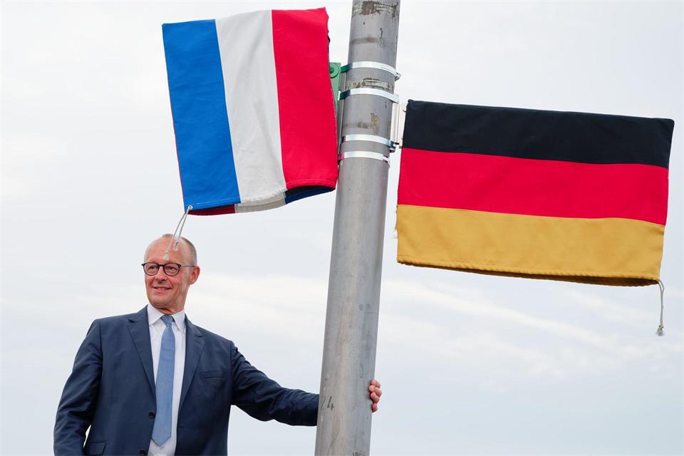 Merz zitierte auch den Dichter Friedrich Hölderlin: „Wo aber Gefahr ist, wächst das Rettende auch.“Uwe Anspach/dpa