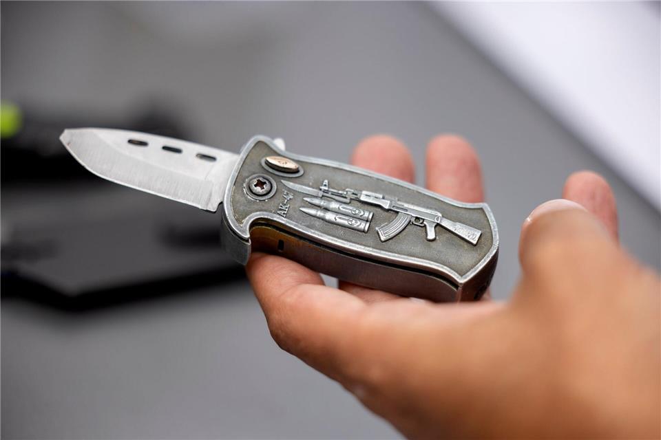 Messer sind eine gefährliche und leider leicht verfügbare Tatwaffe. (Symbolbild)Thomas Banneyer/dpa