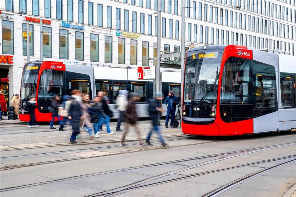 Messer und Waffen sollen im Bremer Nahverkehr untersagt werden. Sina Schuldt/dpa
