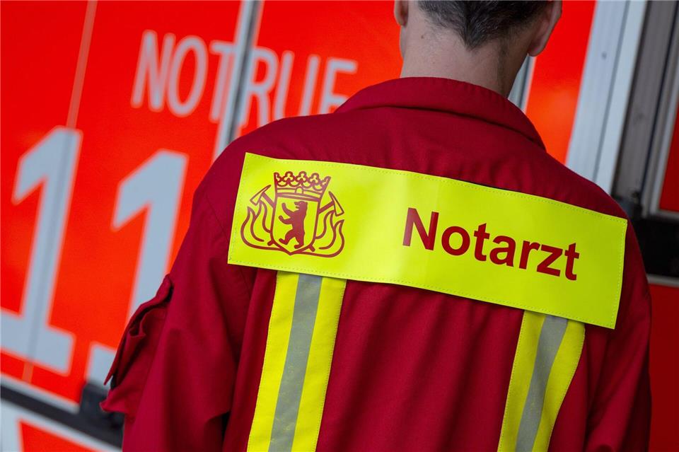 Messerangriffe führen oft zum Einsatz von Notärzten. (Symbolbild)Monika Skolimowska/dpa