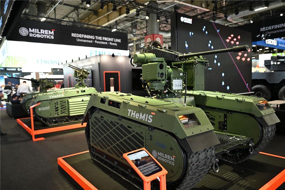 Messestand der estnischen Firma Milrem Robotics, die das unbemannte Fahrzeug Themis vorstellte.Wolf von Dewitz/dpa