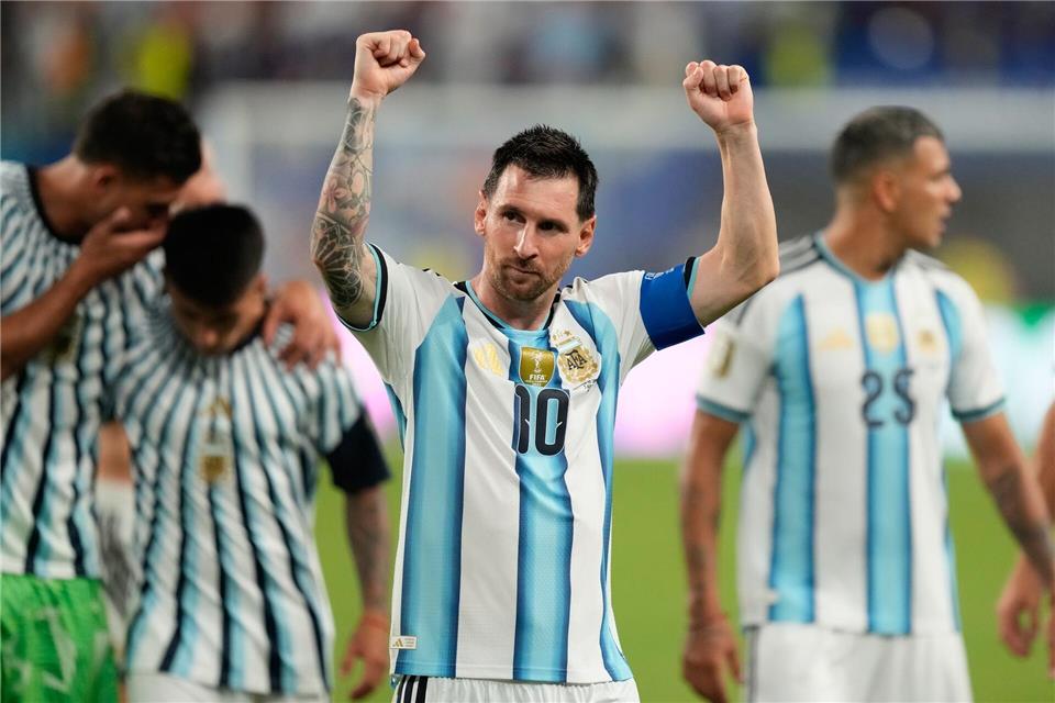 Messi jubelte - aber erst nach einem harten Stück Arbeit und einer Verlängerung gegen Kap Verde.Rebecca Blackwell/AP/dpa