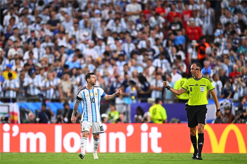 Messi soll Berichten zufolge dem Schiedsrichter eine Ansage gemacht haben.  Tom Weller/dpa