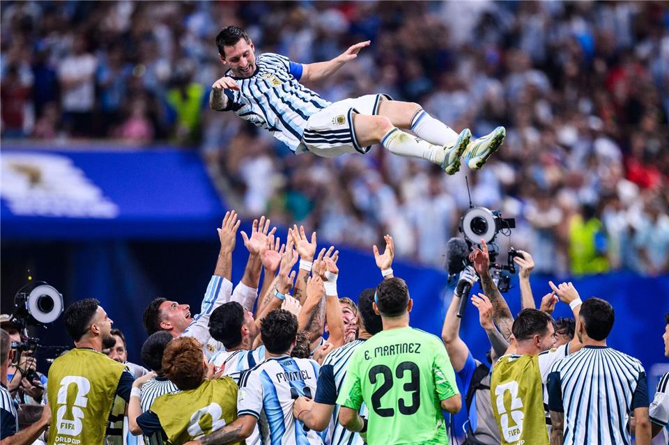 Messi wird von seinen Teamkollegen gefeiert - gelingt ihm gegen die Schweiz der nächste Gala-Auftritt?Tom Weller/dpa