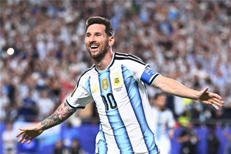 Messi zum ersten, Messi zum zweiten, Messi zum dritten: Der Superstar war nicht aufzuhalten.Tom Weller/dpa