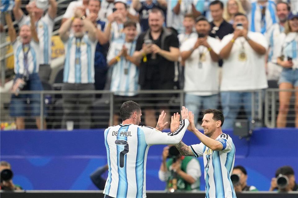 Messis Beine: Rogrigo de Paul.Tony Gutierrez/AP/dpa