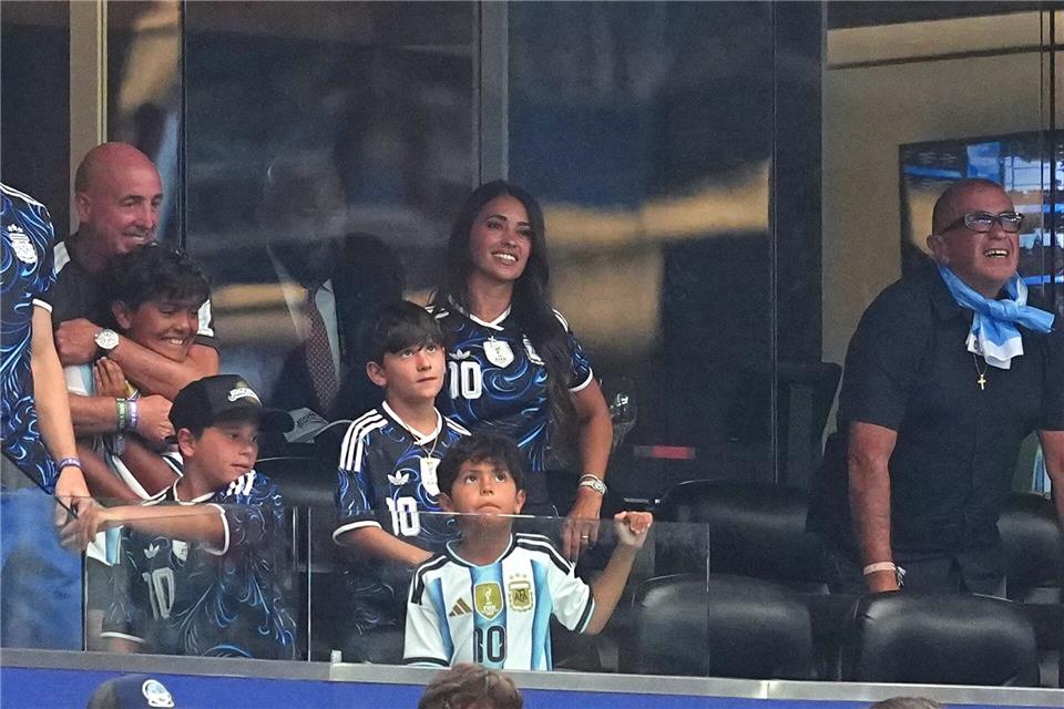 Messis Ehefrau Antonela Roccuzzo verfolgt die Szenerie von der Tribüne aus.Julio Cortez/AP/dpa