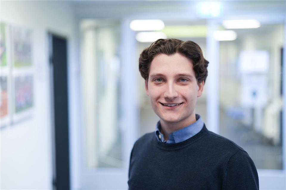 Messungen in seinem Goethe-Gymnasium haben ergeben, dass in den Sommerferien die Handynutzungszeiten von Schülern in Einzelfällen auf bis zu neun Stunden am Tag hochgeschnellt sind, wie der 18-jährige Schülervertreter Shahin Philipp Morid sagt.Marcus Brandt/dpa