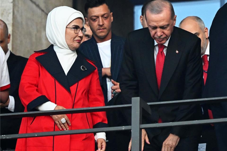 Auch Özil beim EM-Spiel der Türkei gegen die Niederlande Mesut Özil (M) steht hinter Recep Tayyip Erdogan (r), Präsident der Türkei, und seiner Frau Emine Erdogan (l).