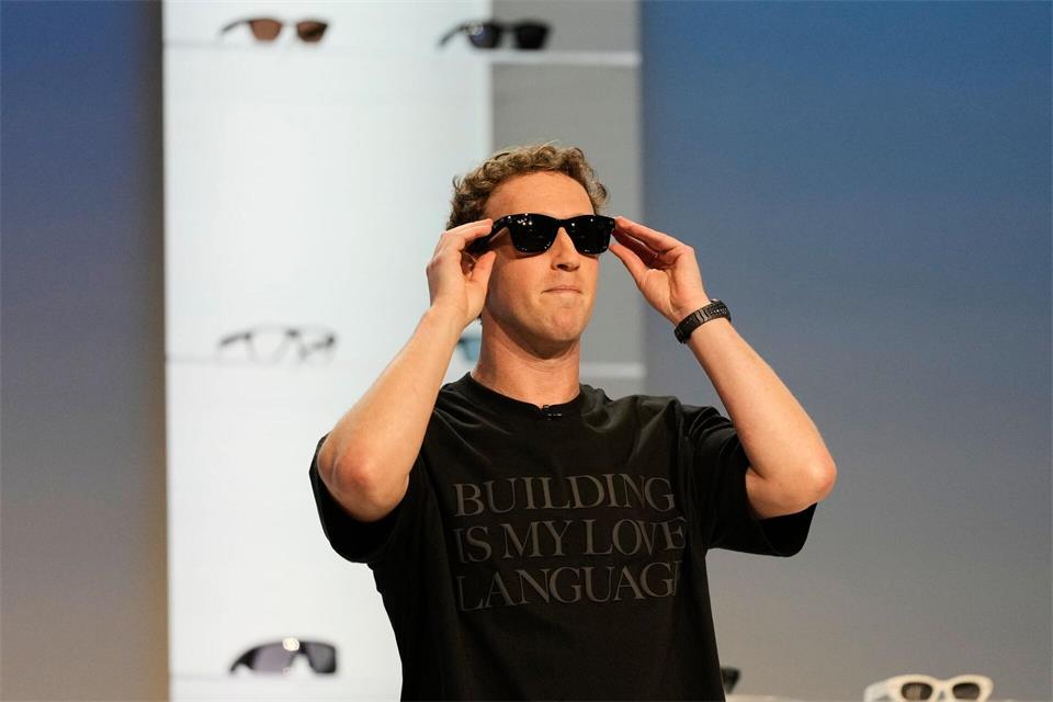 Meta Connect in Menlo Park (USA): Mark Zuckerberg wirbt auf der Bühne für neue EntwicklerideenJeff Chiu/AP/dpa