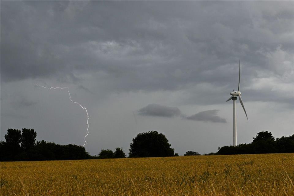 Meteorologen rechnen am Samstag mit starken Gewittern und Windböen. (Symbolbild)Julian Stratenschulte/dpa