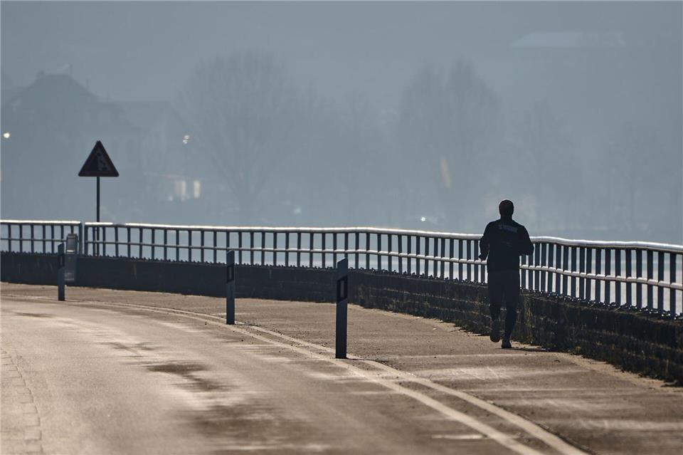 Meteorologen warnen vor Glätte durch Frost und gefrierenden Regen. (Symbolbild)Sascha Ditscher/dpa