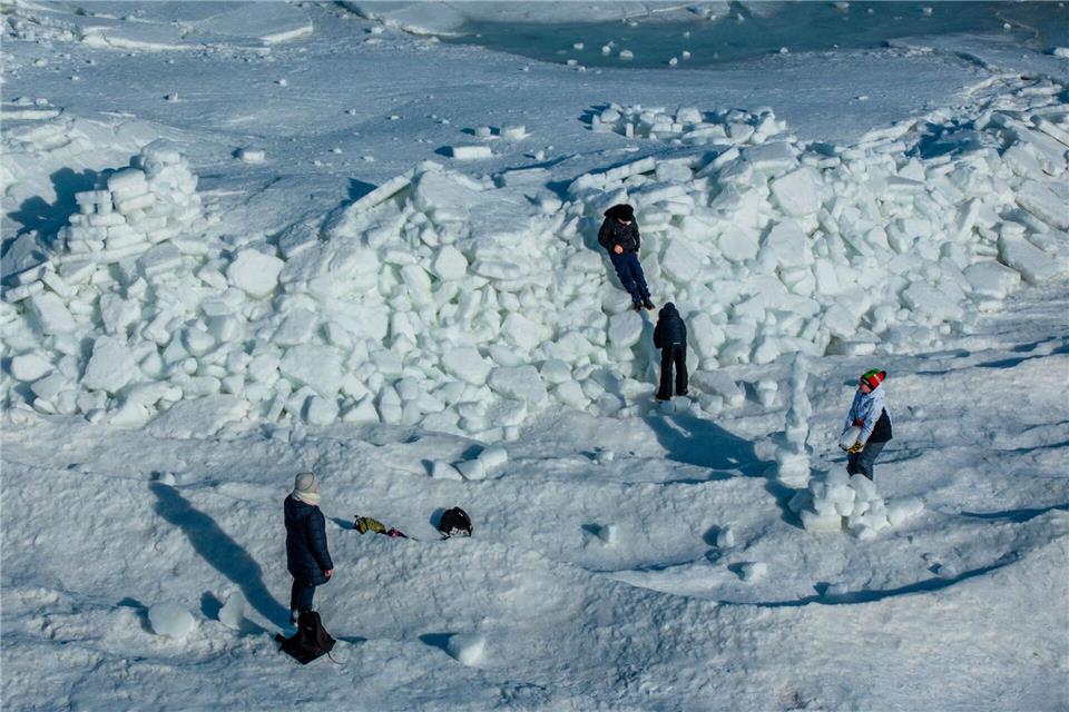 Meterhoch türmen sich Eisbrocken am Strand von Usedom auf. Jens Büttner/dpa
